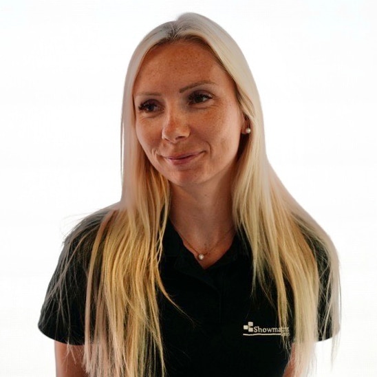 Eine Nahaufnahme von einer jungen Frau mit langen, blonden Haaren. Sie trägt ein schwarzes T-Shirt mit dem Showmatrix Logo.